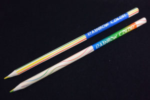 レインボー鉛筆。4色が1本の芯に。軸デザインは2種類